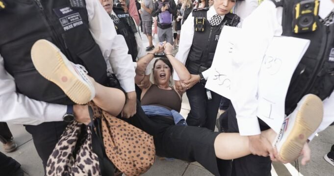 倫敦警察逮捕了365人,因為親巴勒斯坦示威者有新法律 倫敦警察逮捕了365人,因為親巴勒斯坦示威者有新法律