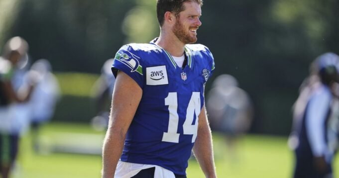山姆·達諾德(Sam Darnold)可以在2025年以外的海鷹隊QB Russell Wilson和Geno Smith勝過嗎? 山姆·達諾德(Sam Darnold)可以在2025年以外的海鷹隊QB Russell Wilson和Geno Smith勝過嗎?