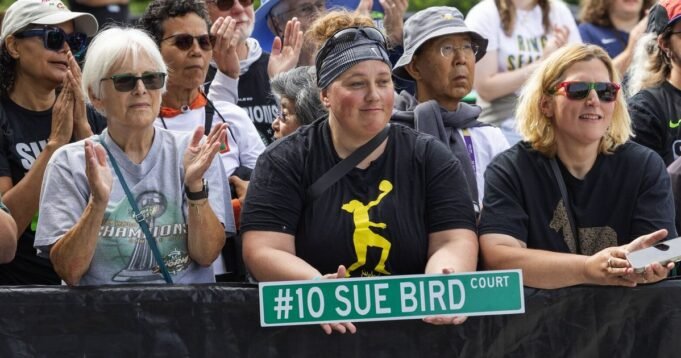 在Sue Bird雕像的啟示中，球迷們慶祝了巨大的時刻