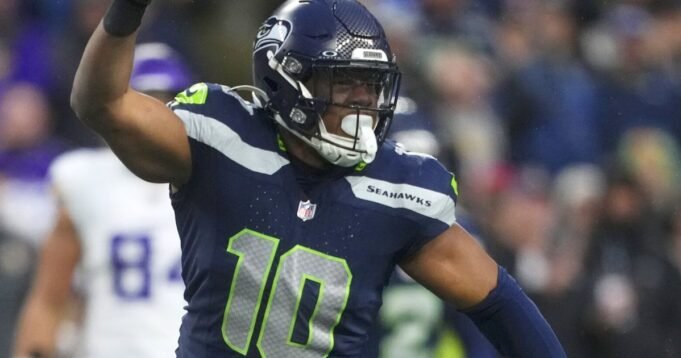 Uchenna nwosu de seahawks有效，有資格練習