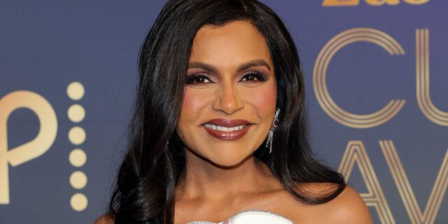 Mindy Kaling穿著一個搭配棕色堅果的大廳 Mindy Kaling穿著一個搭配棕色堅果的大廳