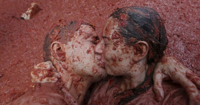 太多成熟的西紅柿變成了西班牙“tomatina”的彈丸