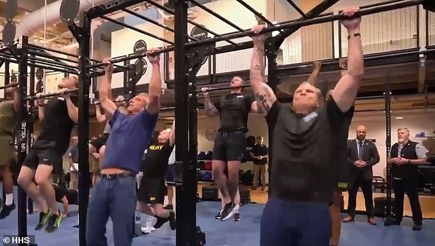 在健身挑戰賽中,RF的Junior和Pete Hegsith在海軍陸戰隊面前戰爭…但是特朗普庫克贏得了什麼? 在健身挑戰賽中,RF的Junior和Pete Hegsith在海軍陸戰隊面前戰爭…但是特朗普庫克贏得了什麼?