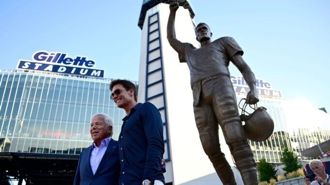 愛國者揭開了湯姆·布雷迪(Tom Brady)的雕塑 愛國者揭開了湯姆·布雷迪(Tom Brady)的雕塑