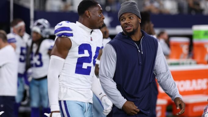 米卡·帕森斯(Micah Parsons)從邊緣手錶觀看,而牛仔隊正在結束季前賽 米卡·帕森斯(Micah Parsons)從邊緣手錶觀看,而牛仔隊正在結束季前賽