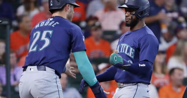 Marineros DFA Dylan Moore在停賽之前恢復Victor Robles Marineros DFA Dylan Moore在停賽之前恢復Victor Robles