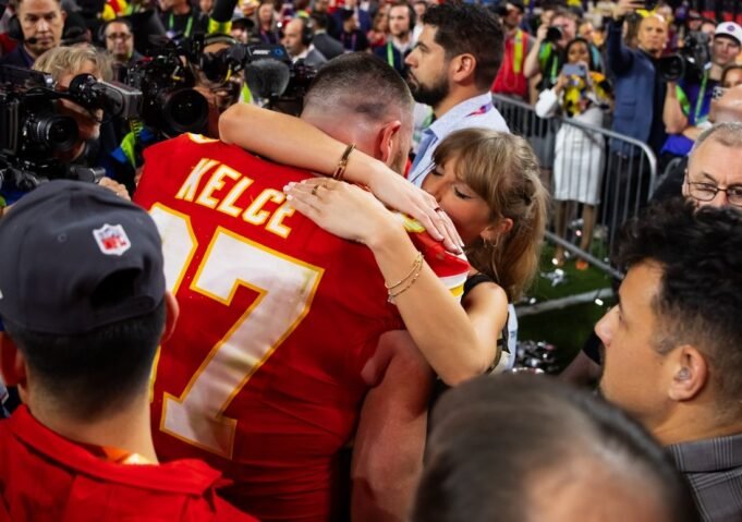 最後：泰勒·斯威夫特（Taylor Swift）特拉維斯·凱爾斯（Travis Kelce）宣布了訂婚