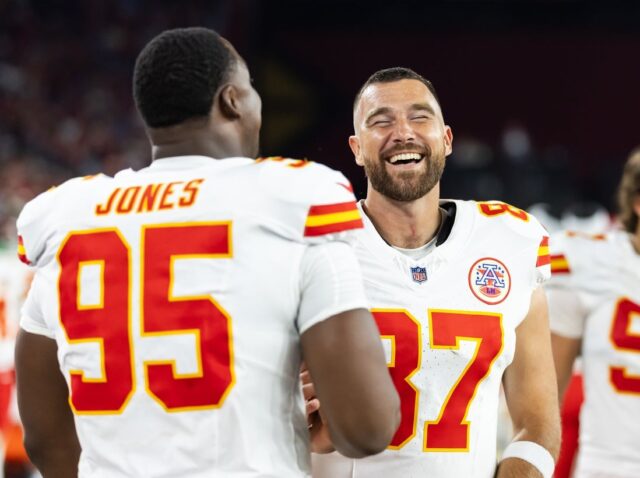 酋長特拉維斯·凱爾斯(Travis Kelce)的酋長與美國鷹建立了時尚夥伴關係 酋長特拉維斯·凱爾斯(Travis Kelce)的酋長與美國鷹建立了時尚夥伴關係