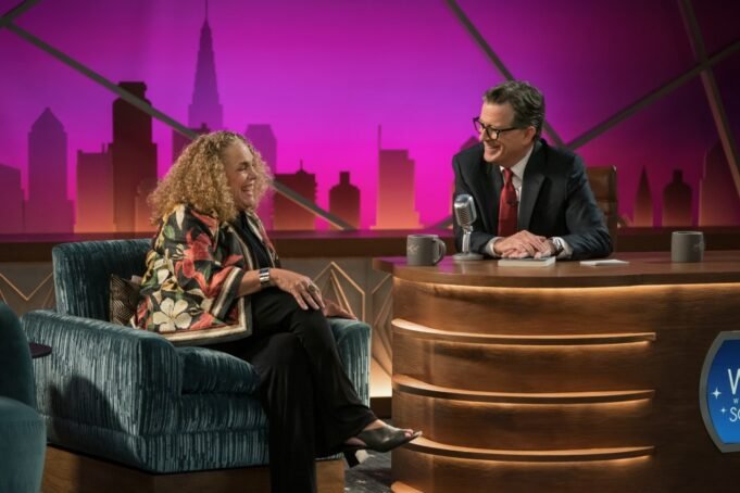 首先,將斯蒂芬·科爾伯特(Stephen Colbert)視為深夜在CBS“ Elsbeth”的主人 首先,將斯蒂芬·科爾伯特(Stephen Colbert)視為深夜在CBS“ Elsbeth”的主人