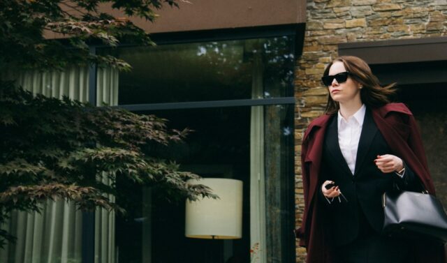 評論“ Bugonia”:Emma Stone和Jesse Pleons 評論“ Bugonia”:Emma Stone和Jesse Pleons