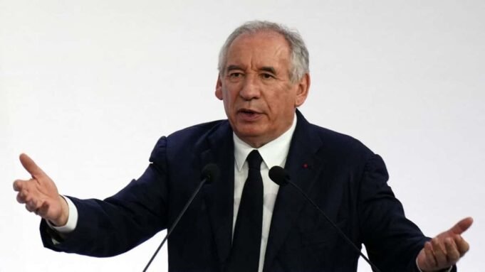 法國:弗拉諾瓦·巴布魯(Franois Bayuru)呼籲減少債務; 9月8日對投票充滿信心 法國:弗拉諾瓦·巴布魯(Franois Bayuru)呼籲減少債務; 9月8日對投票充滿信心