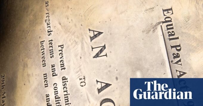 分析顯示，英國母親每週的收入比​​父親少302英鎊。相等的工資