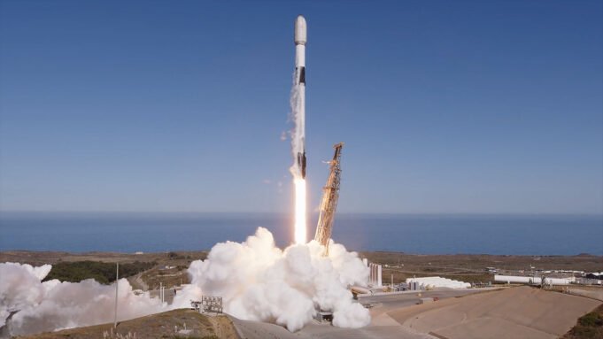 SpaceX將24顆星條衛星發送到軌道上,以推出第100 falcon 9。 SpaceX將24顆星條衛星發送到軌道上,以推出第100 falcon 9。