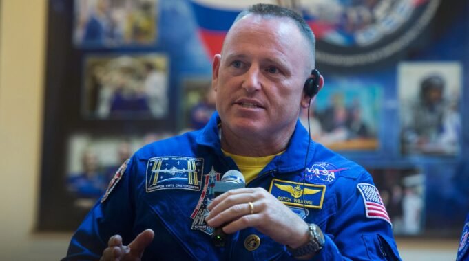25年後,宇航員布奇·威爾莫爾(Butch Wilmore)從美國國家航空航天局(NASA)退休。 25年後,宇航員布奇·威爾莫爾(Butch Wilmore)從美國國家航空航天局(NASA)退休。