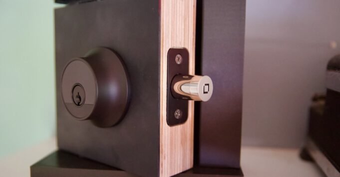 與Level Lock Pro的手搭配:臥舖,明智,仍然很昂貴 與Level Lock Pro的手搭配:臥舖,明智,仍然很昂貴