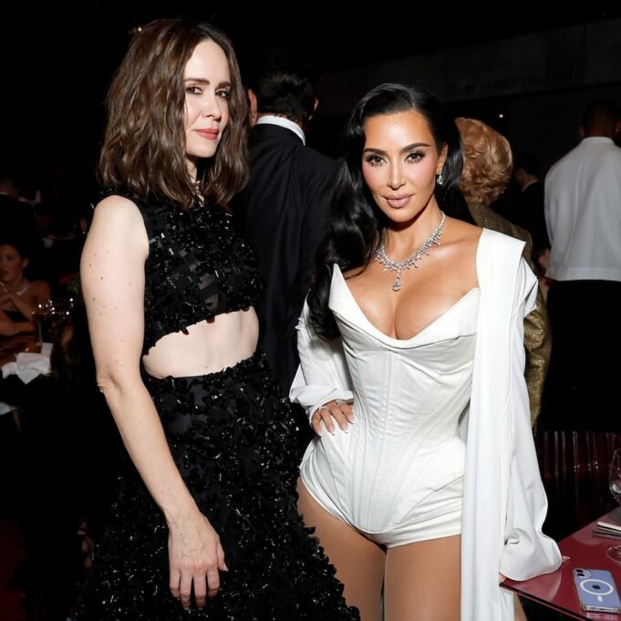 莎拉·保爾森（Sarah Paulson）的細節與金·卡戴珊（Kim Kardashian）合作