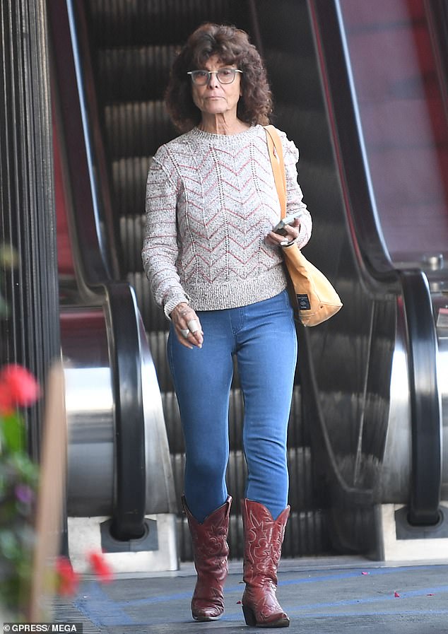 電視“ Maude”明星和性感尖叫女王Adrienne Barbeau,現年79歲,洛杉磯看上去很少見。 電視“ Maude”明星和性感尖叫女王Adrienne Barbeau,現年79歲,洛杉磯看上去很少見。