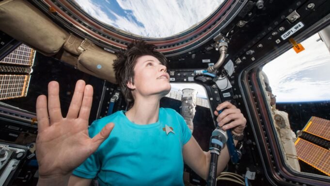 由於微重力,太空飛行員在空間中遇到無聊的鼻子,科學家 由於微重力,太空飛行員在空間中遇到無聊的鼻子,科學家