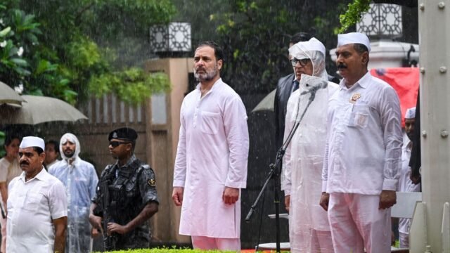 拉胡爾·甘地（Rahul Gandhi）可以在國會總部舉起旗幟，因為它被巴拉特·賈塔塔（Bharatia Jatata）派對嘲笑，因為它在紅色堡內缺失了事件