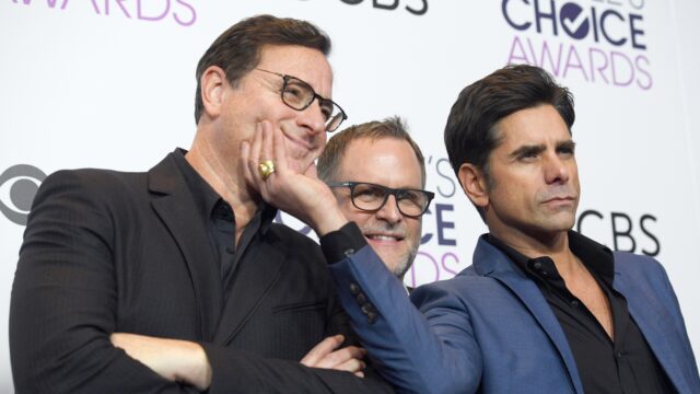 約翰·斯塔莫斯（John Stamos）提供了有關戴夫·庫利爾癌的好消息