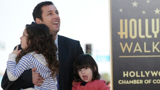 亞當·桑德勒（Adam Sandler Wow）在威尼斯電影節上的十幾歲的女兒
