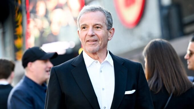 迪士尼的鮑勃·伊格(Bob Iger)向Reliance Industries AGM的Jiostar致敬 迪士尼的鮑勃·伊格(Bob Iger)向Reliance Industries AGM的Jiostar致敬