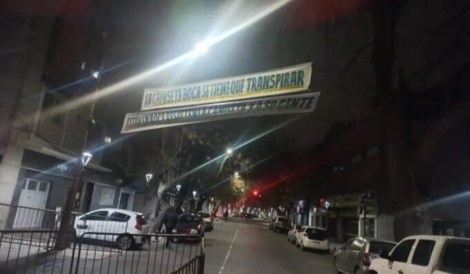 門多薩（Mendoza）的球員與獨立里瓦達瓦·博卡（Rivadava Boca）大三學生的恐怖遊行