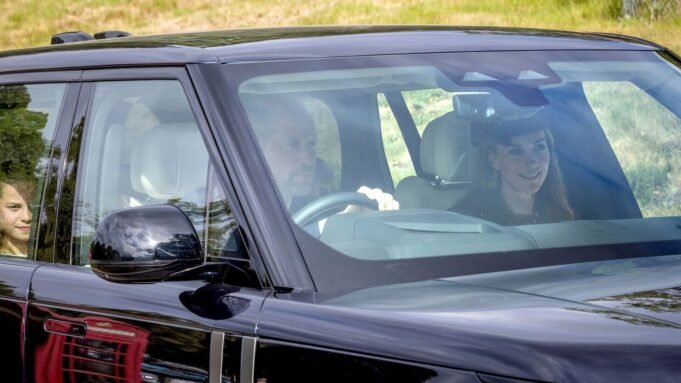 威廉王子,凱特·米德爾頓(Kate Middleton)和孩子們參加Balmoral附近Crathie Kirk的星期日教堂服務 威廉王子,凱特·米德爾頓(Kate Middleton)和孩子們參加Balmoral附近Crathie Kirk的星期日教堂服務