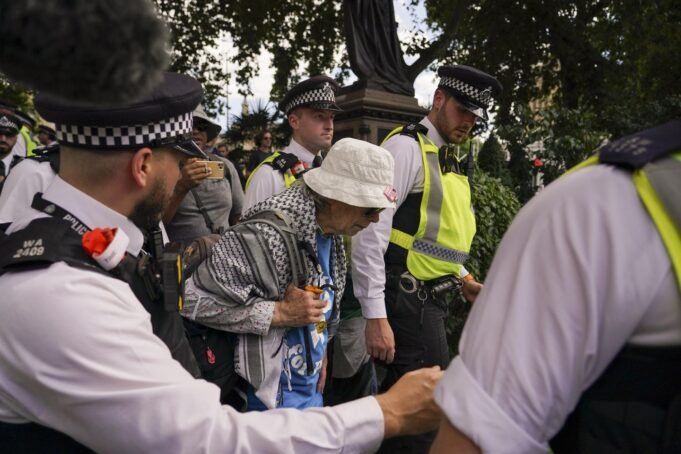 英國警方說，週末有500多人在親巴勒斯坦活動中被捕