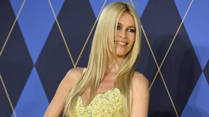 參見現年54歲的克勞迪婭·施夫(Claudia Schiffer),深入冰:視頻 參見現年54歲的克勞迪婭·施夫(Claudia Schiffer),深入冰:視頻
