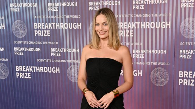瑪格特·羅比(Margot Robbie)分娩後,第一個紅地毯上的緊身胸衣在迷你禮服上震驚 瑪格特·羅比(Margot Robbie)分娩後,第一個紅地毯上的緊身胸衣在迷你禮服上震驚