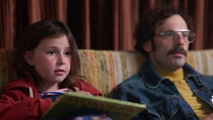 scoot McNairy&Emilia Jones在電影《父女》中 scoot McNairy&Emilia Jones在電影《父女》中