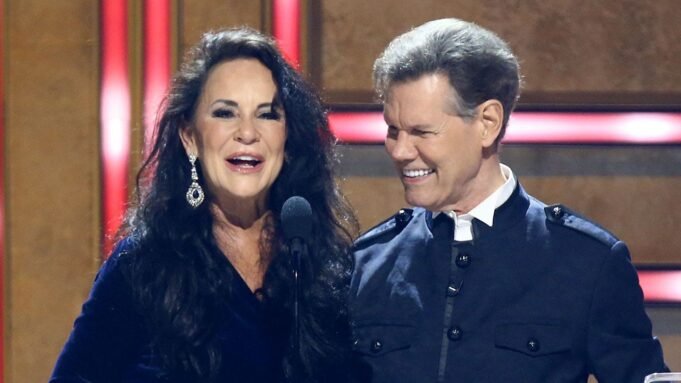蘭迪·特拉維斯（Randy Travis）的妻子拒絕了醫生的中風後的“吸引插頭”的建議