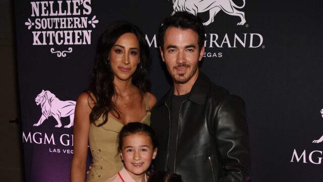 他的兩個女兒與妻子丹妮爾·喬納斯（Danielle Jonas） – 好萊塢生活