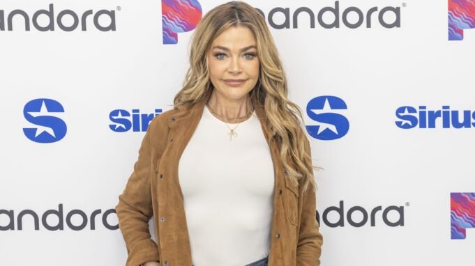丹妮絲·理查茲(Denise Richards)在離婚中折斷沉默,以感謝粉絲 丹妮絲·理查茲(Denise Richards)在離婚中折斷沉默,以感謝粉絲