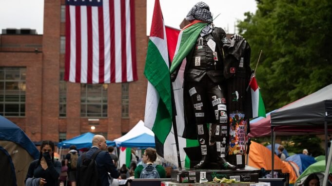 Pro -Palestinian的演講者敦促摧毀美國的想法。 Pro -Palestinian的演講者敦促摧毀美國的想法。