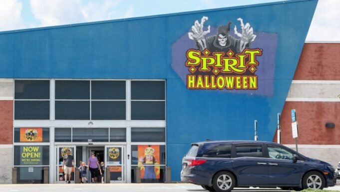 這些商店已關閉。萬聖節褲子照顧他們