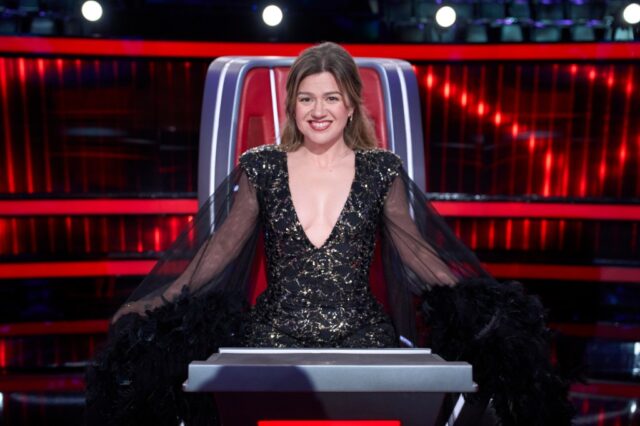 短暫缺席後,凱利·克拉克森(Kelly Clarkson)回到“聲音”中,脫口秀表演還好 短暫缺席後,凱利·克拉克森(Kelly Clarkson)回到“聲音”中,脫口秀表演還好