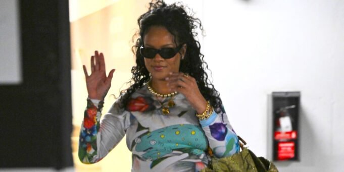 蕾哈娜（Rihanna）穿著舒適的條紋褲子展示嬰兒塊莖