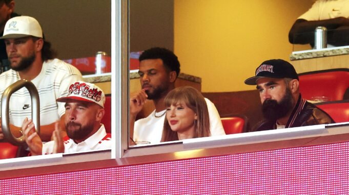 訂婚後，特拉維斯·凱爾斯（Travis Kelce）和泰勒·斯威夫特（Taylor Swift）一起發動