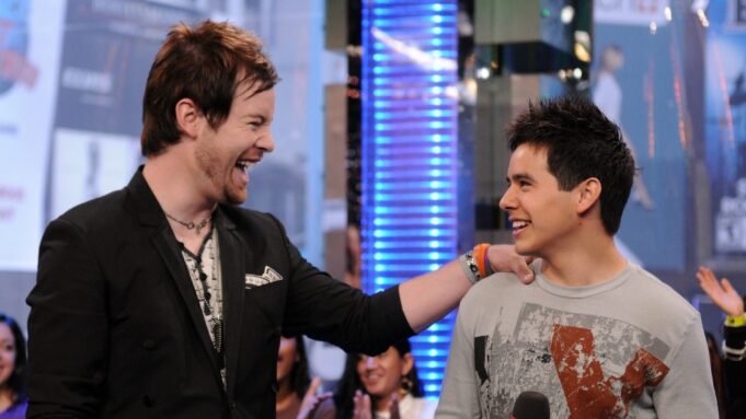 大衛·阿庫萊塔(David Archuleta)在“偶像”之後與大衛·庫克(David Cook)講話 大衛·阿庫萊塔(David Archuleta)在“偶像”之後與大衛·庫克(David Cook)講話