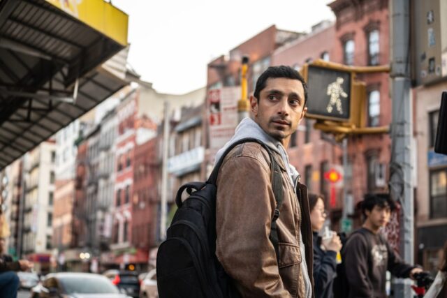 里茲·艾哈邁德(Riz Ahmed)是這部彎曲電壓電影中風暴的平靜之眼 里茲·艾哈邁德(Riz Ahmed)是這部彎曲電壓電影中風暴的平靜之眼