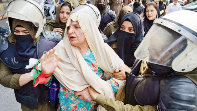超過5位伊姆蘭·汗(Imran Khan)的支持者在抗議活動中被捕,要求他釋放他 超過5位伊姆蘭·汗(Imran Khan)的支持者在抗議活動中被捕,要求他釋放他