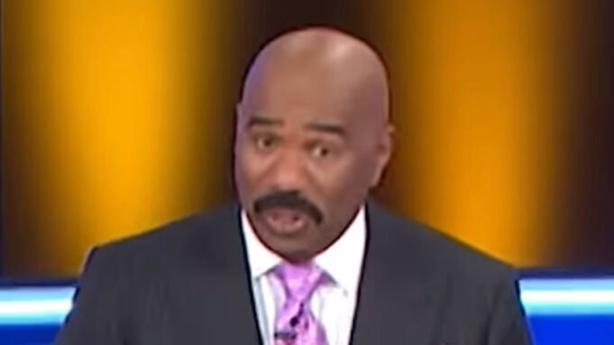 家庭爭吵指示語言的語言,因為令人驚訝的主持人史蒂夫·哈維(Steve Harvey)與NSFW剪輯無關 家庭爭吵指示語言的語言,因為令人驚訝的主持人史蒂夫·哈維(Steve Harvey)與NSFW剪輯無關