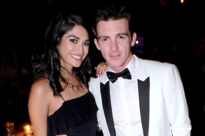 德雷克·貝爾(Drake Bell)正開始結束他與珍妮特·馮·施梅林(Janet von Schmeling)的離婚 德雷克·貝爾(Drake Bell)正開始結束他與珍妮特·馮·施梅林(Janet von Schmeling)的離婚