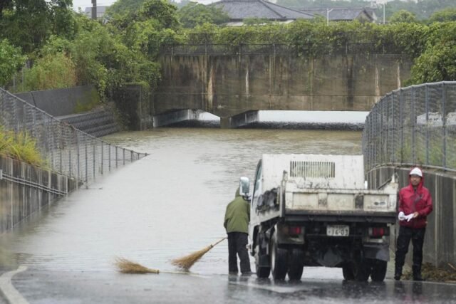 日本南部的暴雨造成洪水，泥石流和旅行障礙