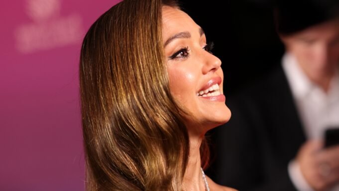 傑西卡·阿爾巴（Jessica Alba）帶著家庭照片和比基尼擁抱夏天