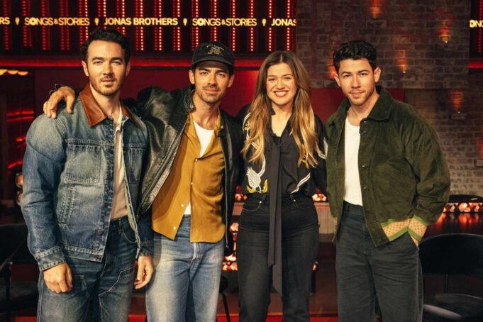 凱利·克拉克森（Kelly Clarkson）揭示了喬納斯兄弟（Jonas Brothers）對3000年的第一個反應