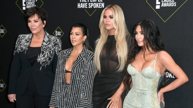 Kardashian-sisters-pose-at-event.jpg