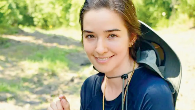 那個女人在美國公園裡發現了她的越野戒指使用鑽石 那個女人在美國公園裡發現了她的越野戒指使用鑽石